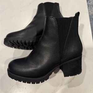 Mia black Chelsea boot Sz 8W